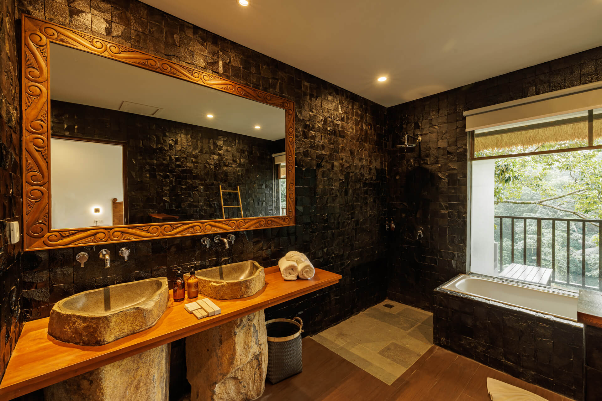 Dedari-Deluxe-Room-Bathroom-01