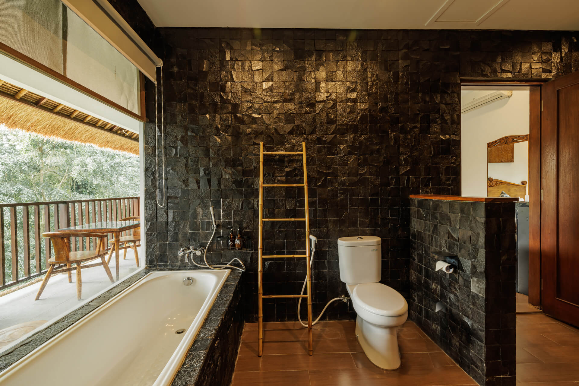 Dedari-Deluxe-Room-Bathroom-02