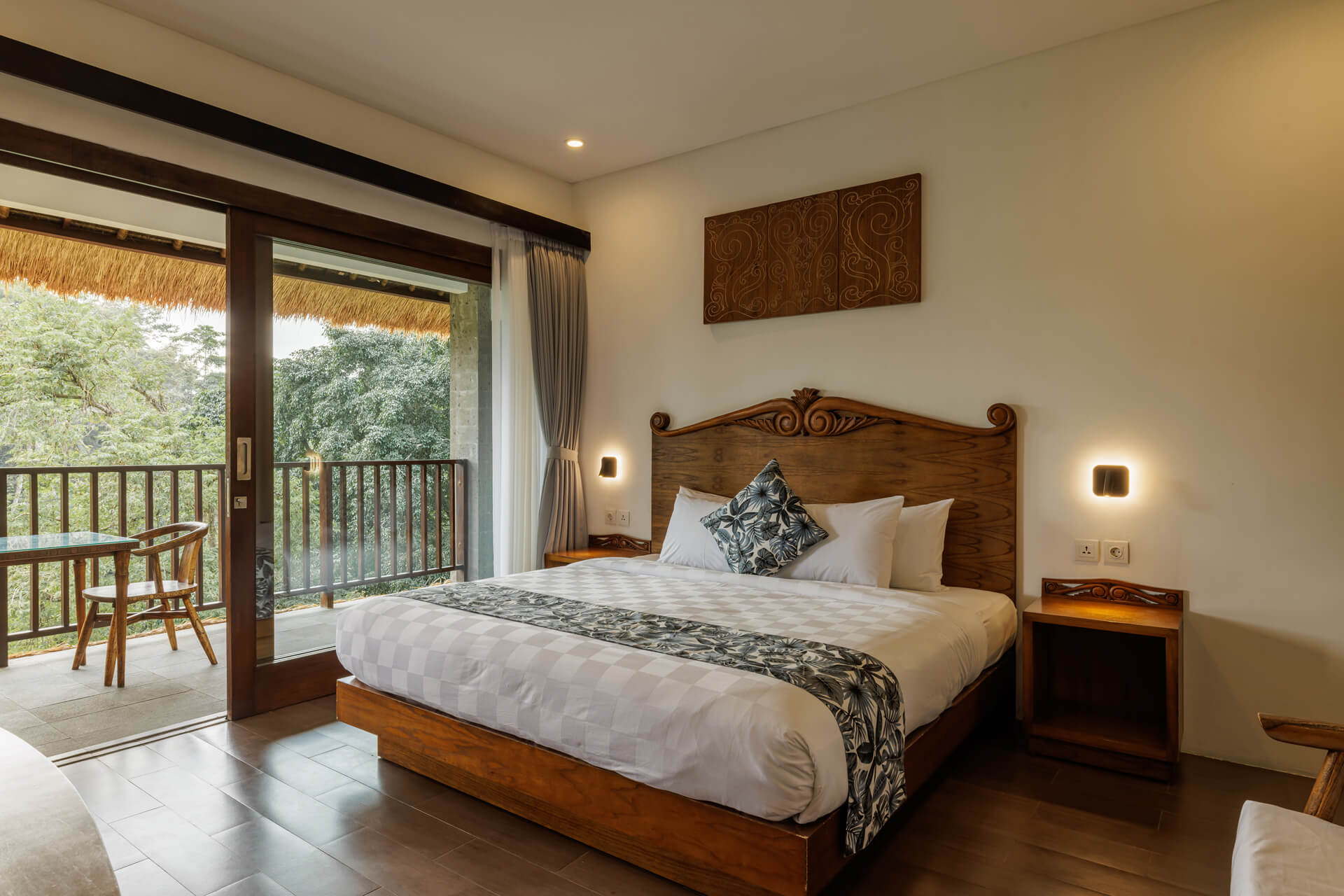 Dedari-Deluxe-Room-Bedroom-01