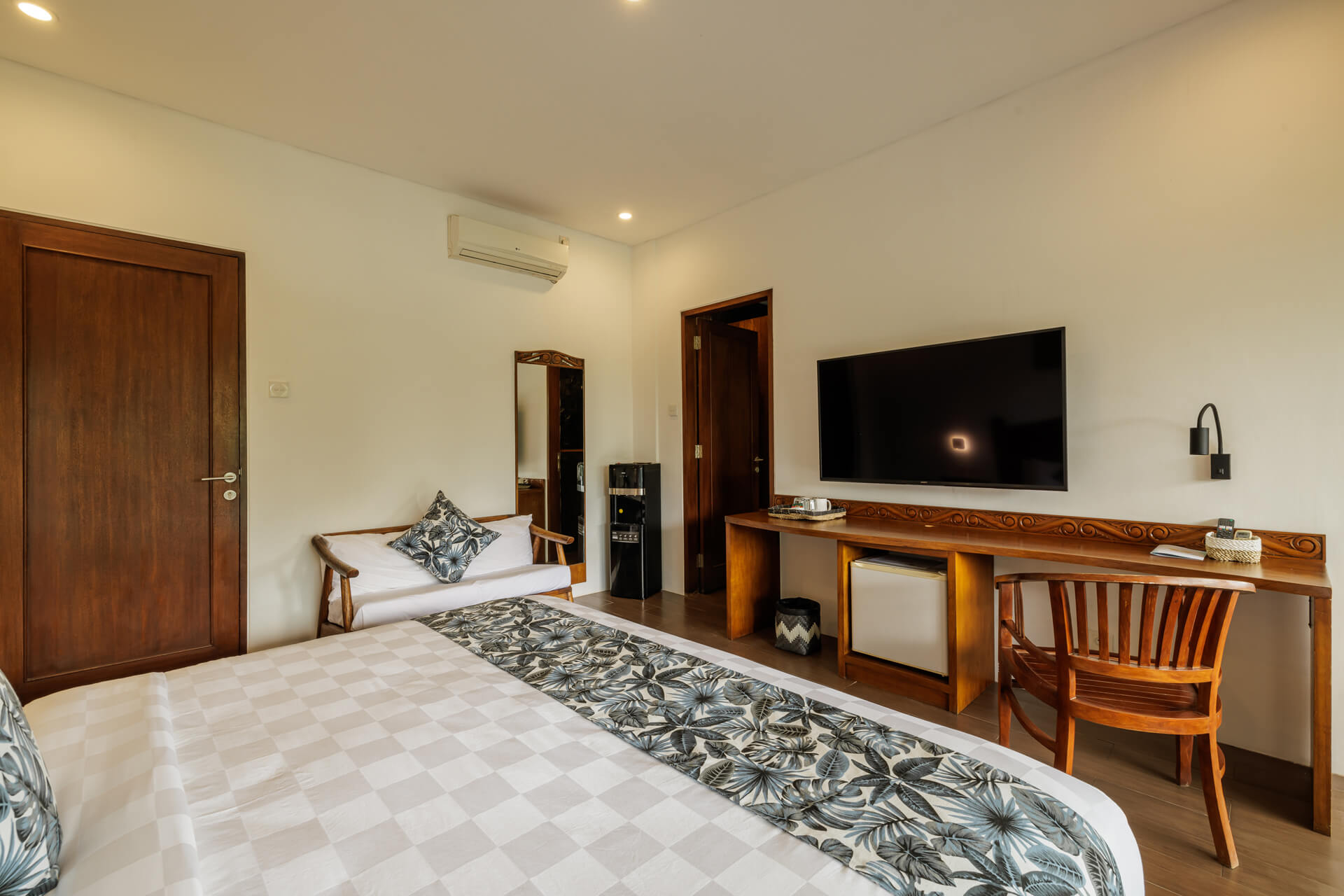 Dedari-Deluxe-Room-Bedroom-03