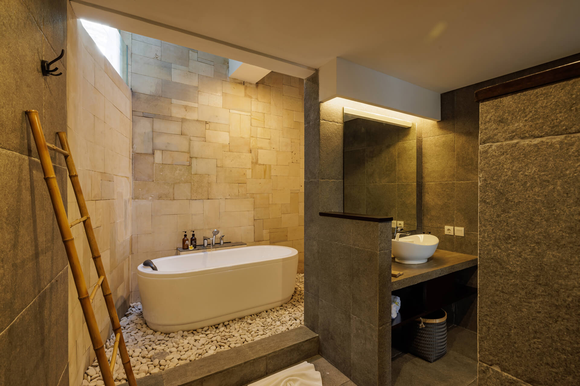 Dedari-Family-Villa-Bathroom-01