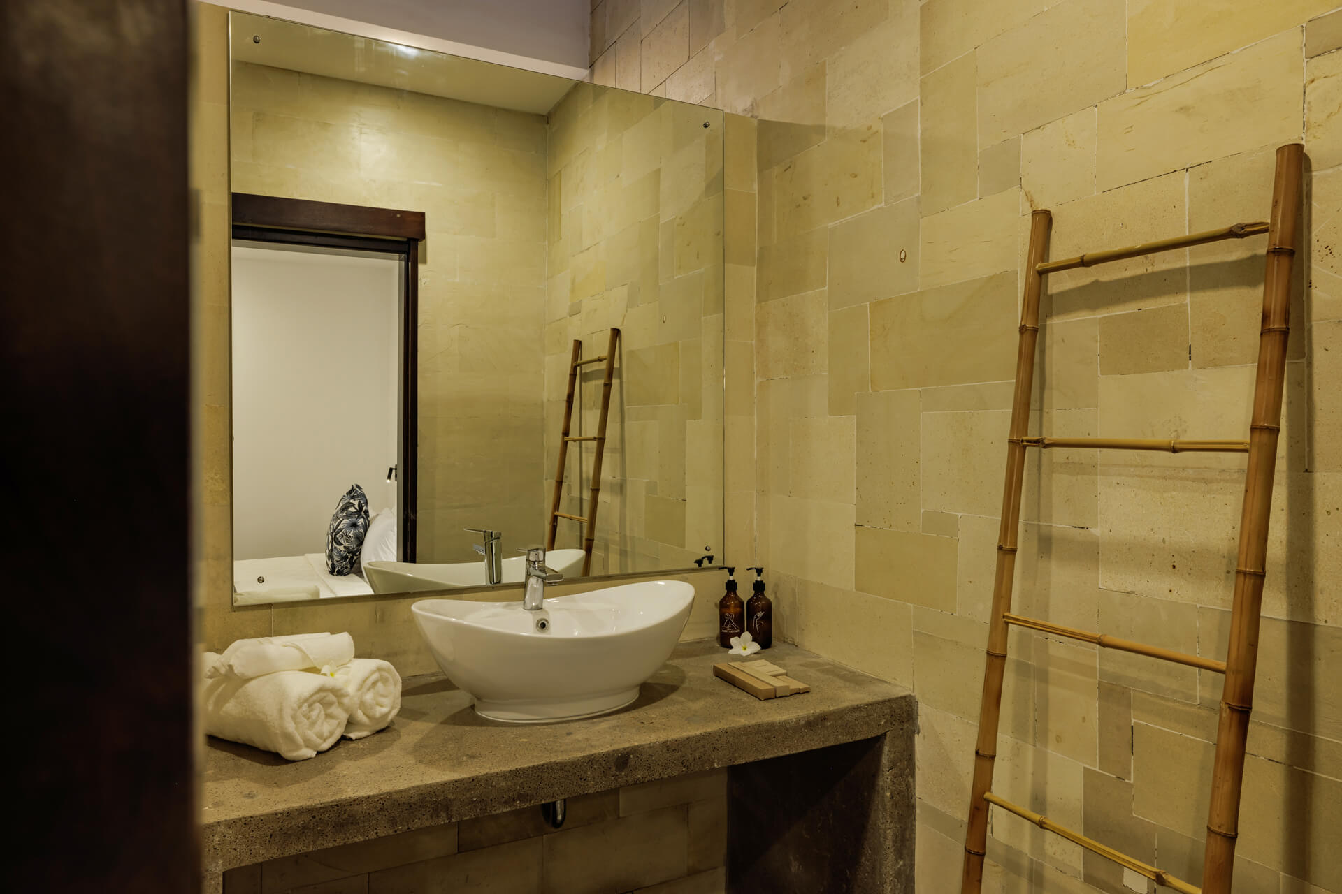 Dedari-Family-Villa-Batroom-02