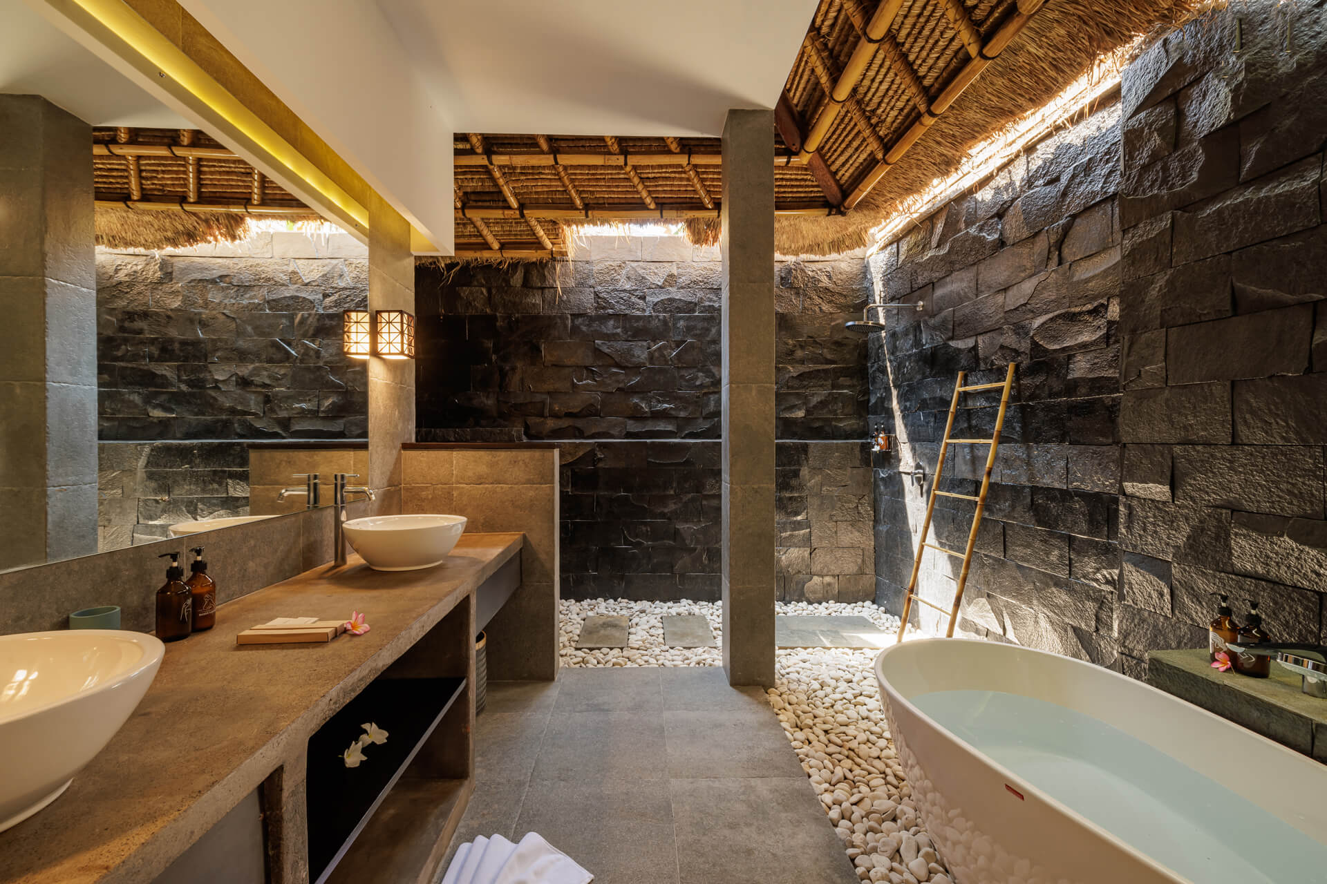 Dedari-One-Bedroom-Villa-Bathroom-01